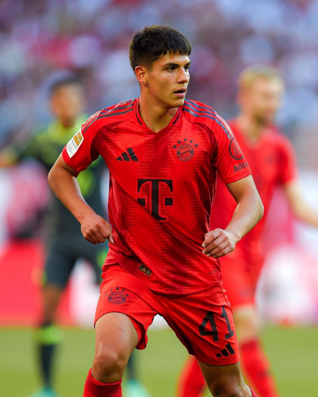 imgi_13_A-dream-day-First-official-appearance-with-the-@fcbayern-first-team.-All-hard-work-pays-off-@matteoperezvinlof-2