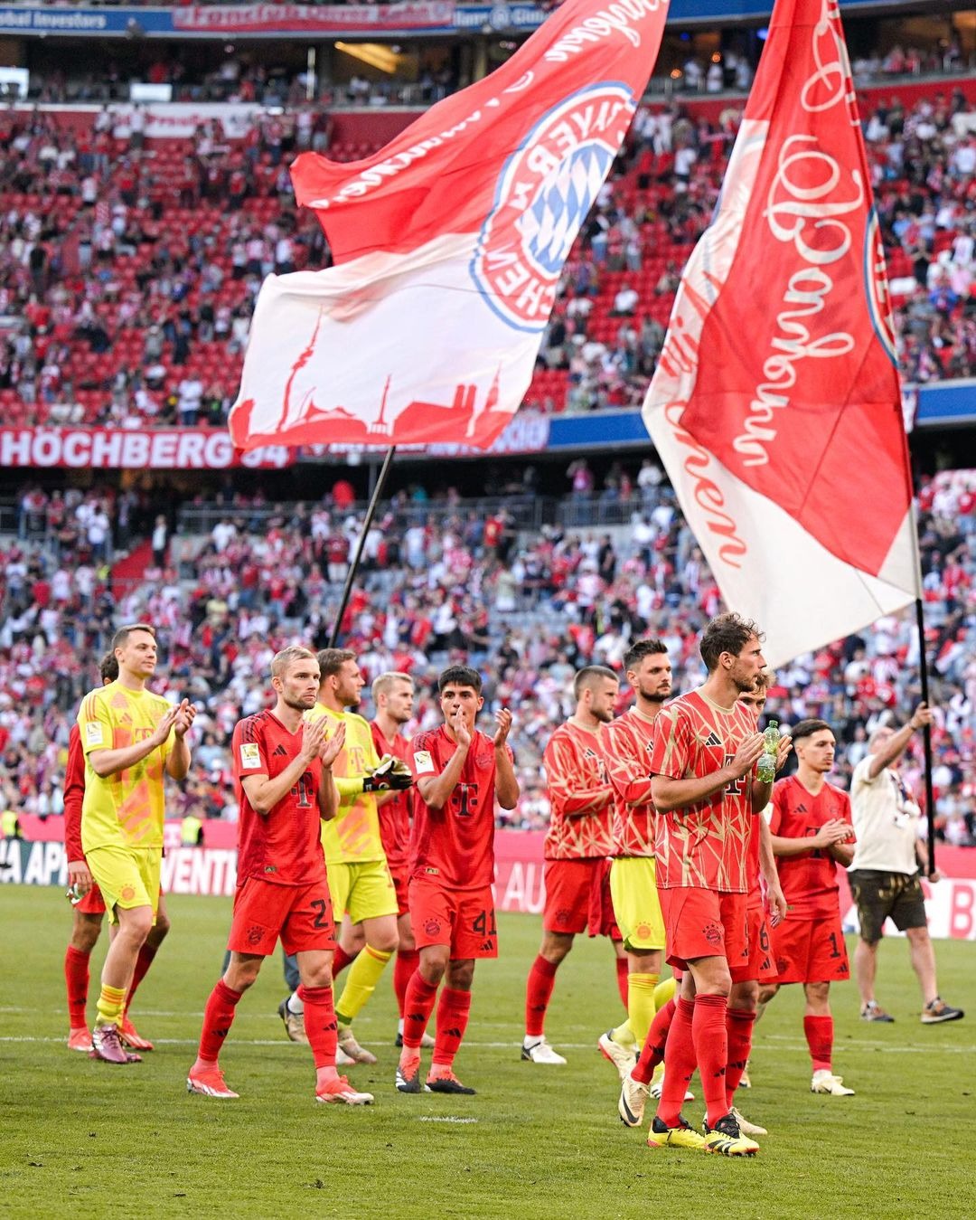 imgi_14_A-dream-day-First-official-appearance-with-the-@fcbayern-first-team.-All-hard-work-pays-off-@matteoperezvinlof-3