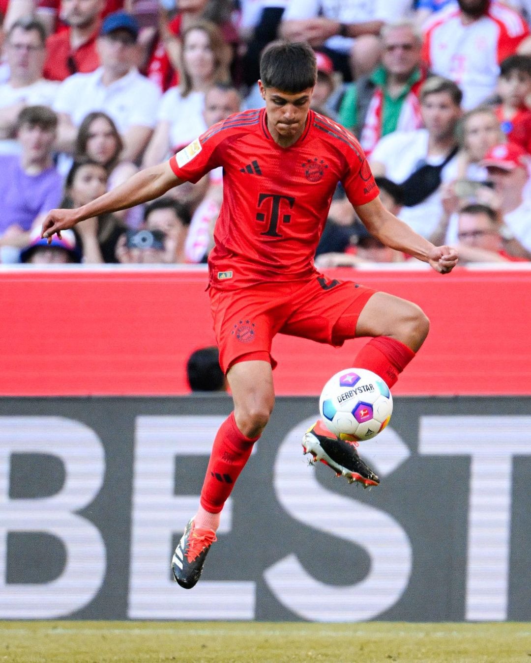 imgi_16_A-dream-day-First-official-appearance-with-the-@fcbayern-first-team.-All-hard-work-pays-off-@matteoperezvinlof-1